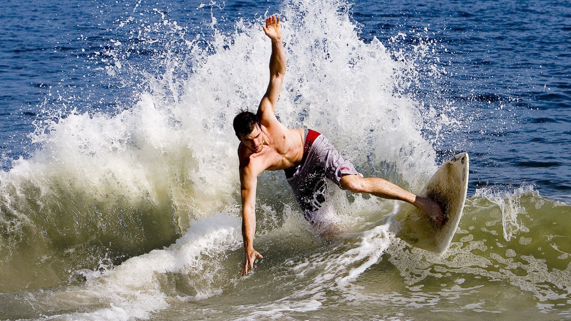 “东桃花岛：缆绳滑水让水上运动焕发新光彩”